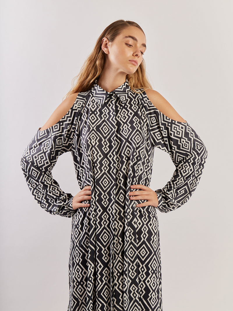 LONG BLOUSE WITH OPEN SHOULDERS - BLACK AND WHITE TRIBAL